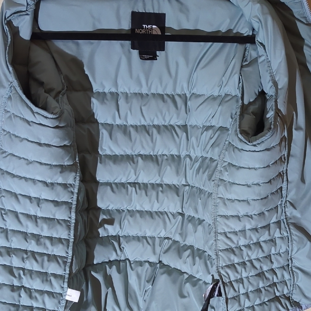 The North Face Women's Light Gray Puffer Jacket - Picture 4 of 16